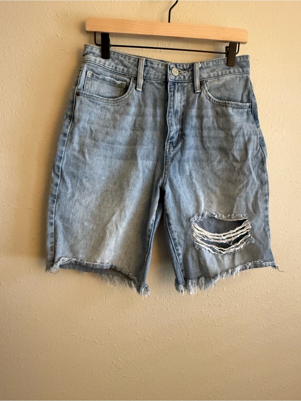 Y2K Light Wash Distressed Boyfriend Denim Shorts | Frayed Hem Size 7/28